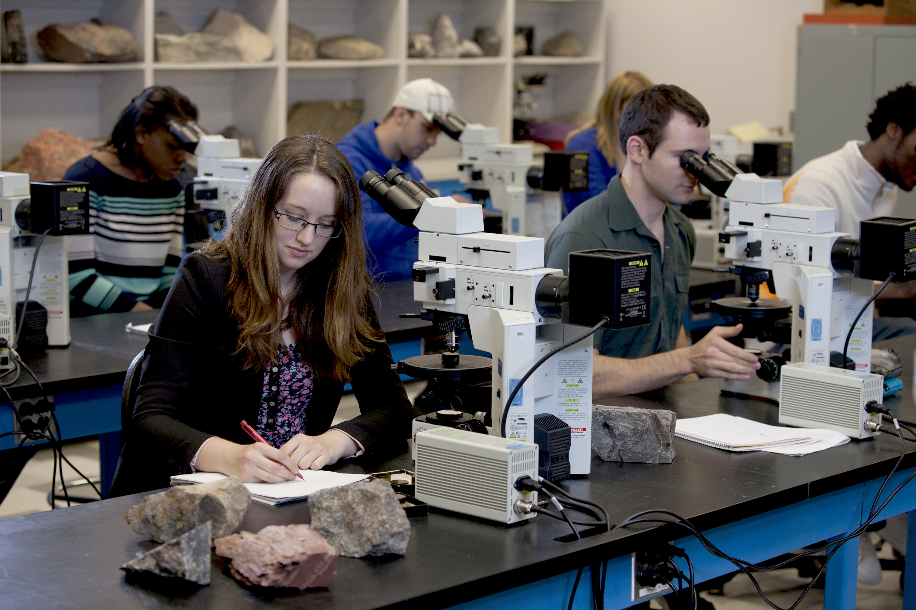 Laurentian University nhận hồ sơ nhập học vào các học kỳ mùa Thu, Mùa Xuân và Mùa Hè cho các chương trình đại học